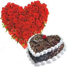 A heart Arrangement of 20 red roses and 1 kg heart black forest cake