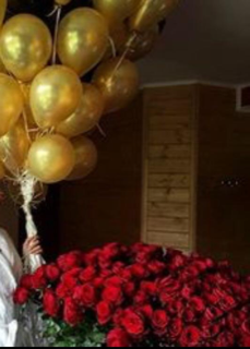 15 pre filled golden helium gas balloon bouquet with 100 red roses bouquet